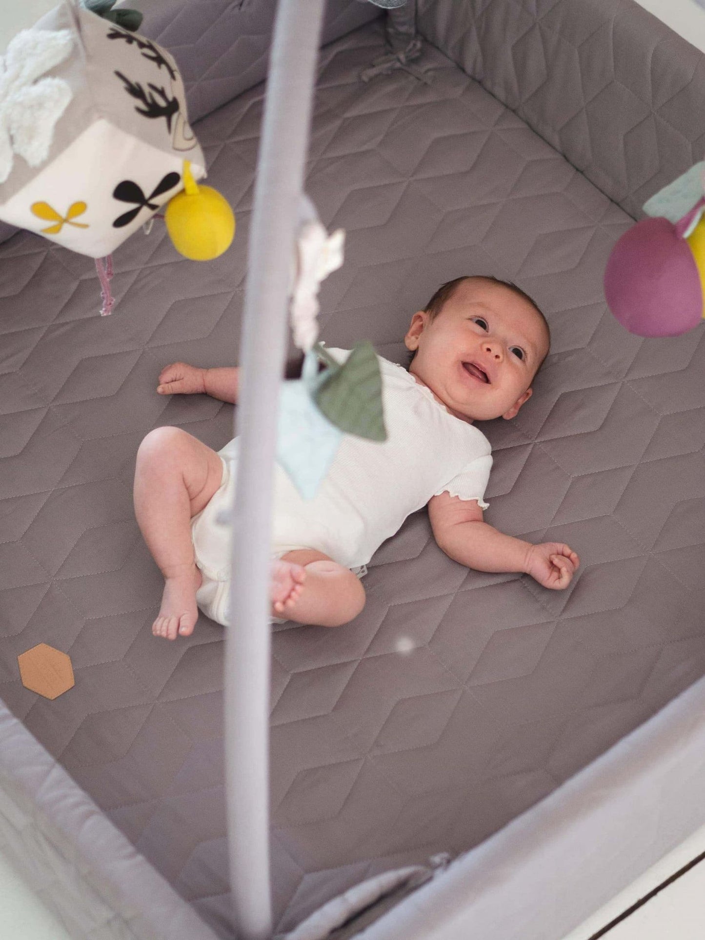 Filibabba aktivitetstæppe – soft quilt dark grey