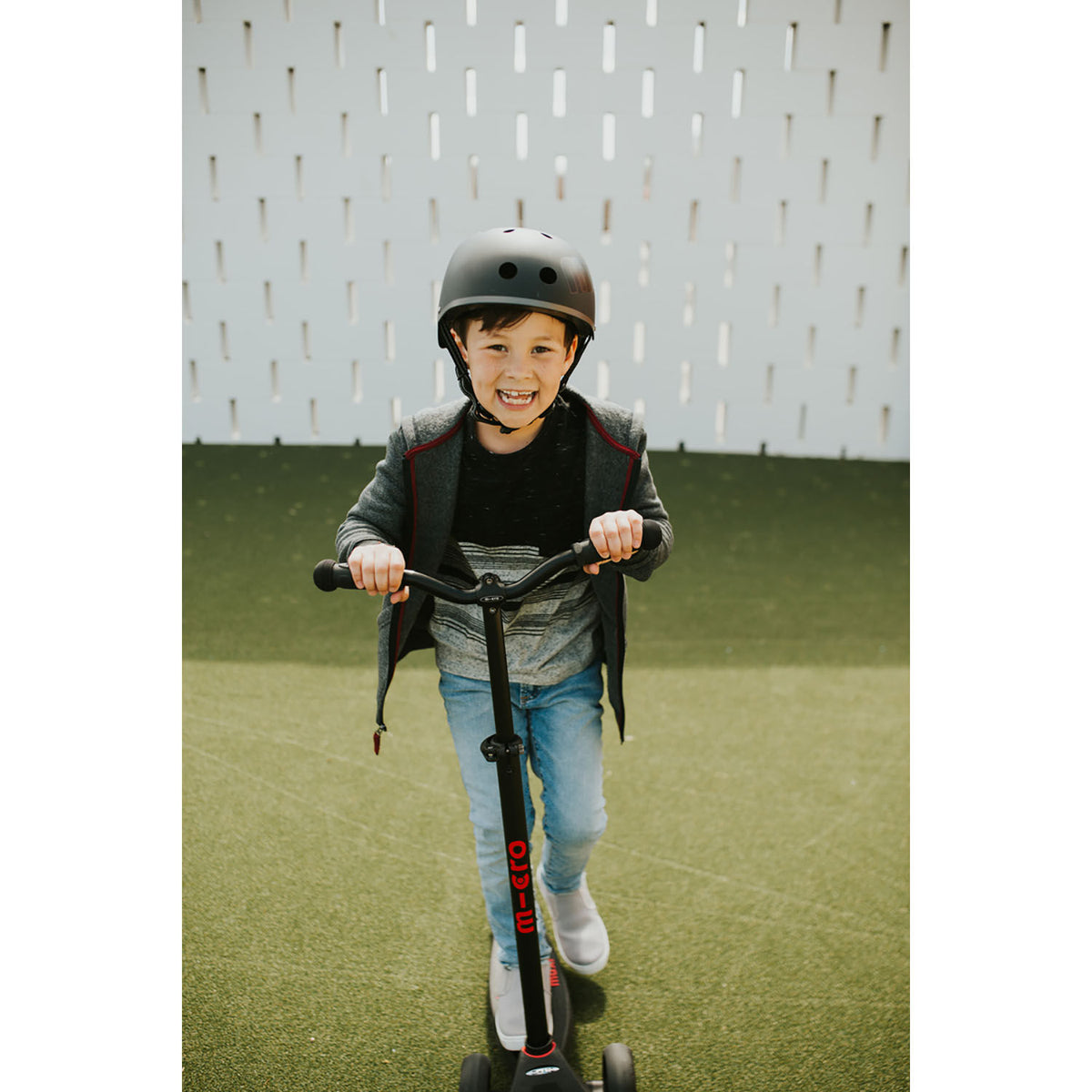 Micro Maxi Deluxe Pro løbehjul – Sort/Rød