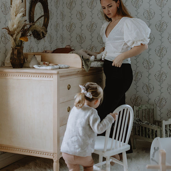 Gustavienne kommode i birketræ – klassisk kommode med 3 skuffer