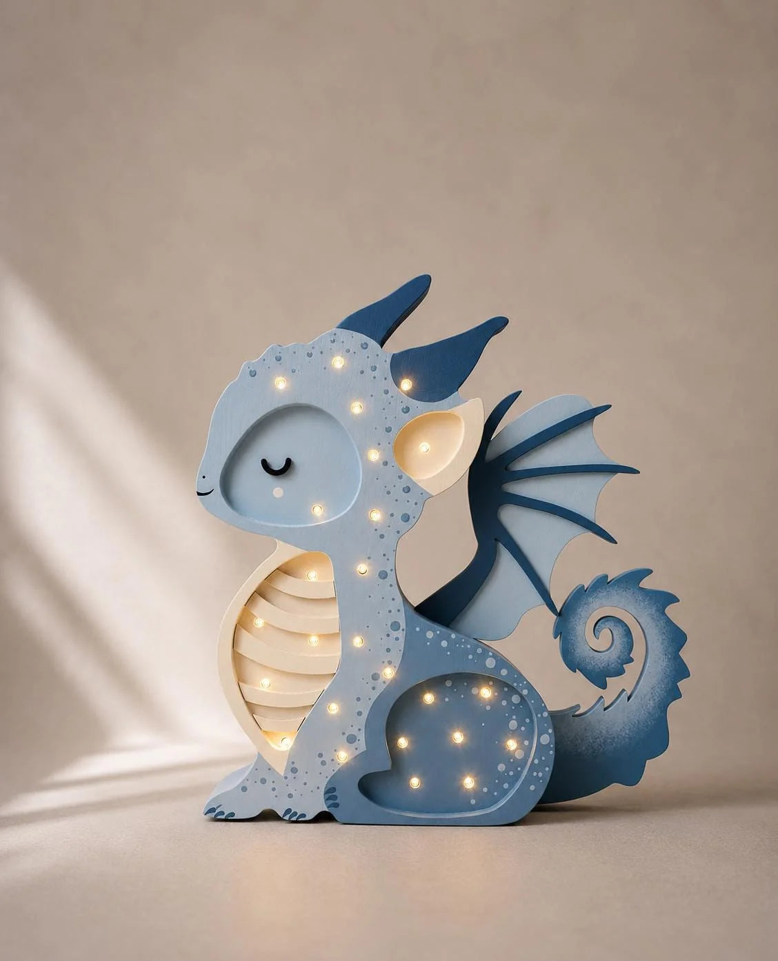 Little Lights Baby Dragon lampe i træ - flere farver