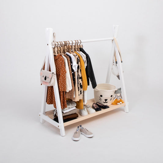 Sweet Home From Wood tøjstativ til børn i tipi-design med stofhylde – hvid og beige