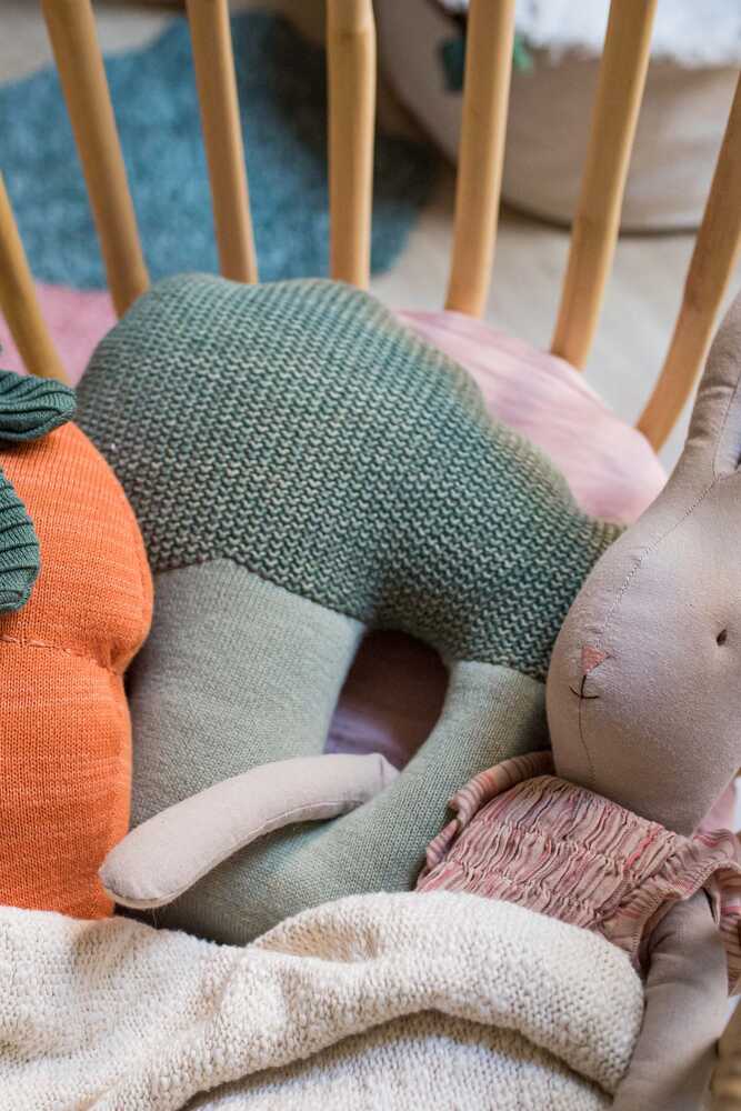 Lorena Canals strikket pude – Brucy the Broccoli