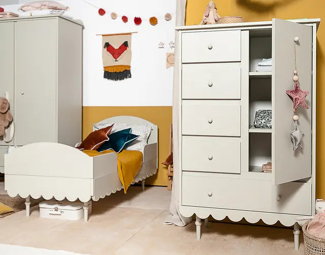 Wood Luck Design - Babushka - høj kommode med skuffer og skab – olivengrøn