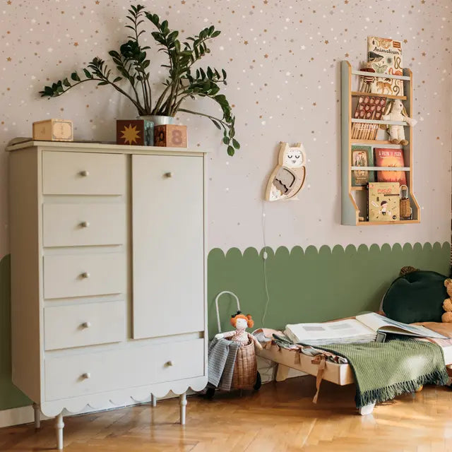 Wood Luck Design - Babushka - høj kommode med skuffer og skab – olivengrøn