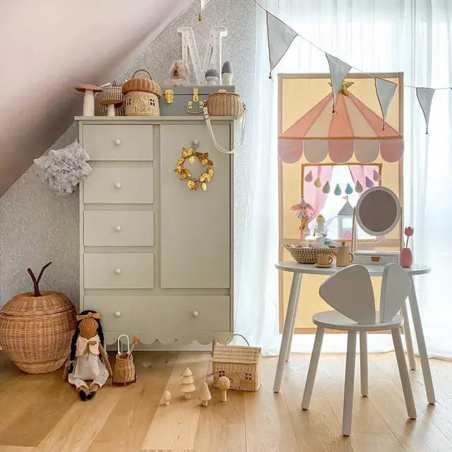 Wood Luck Design - Babushka - høj kommode med skuffer og skab – olivengrøn