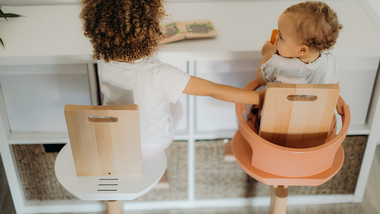 Norstol Peak højstol med babyindsats – coral