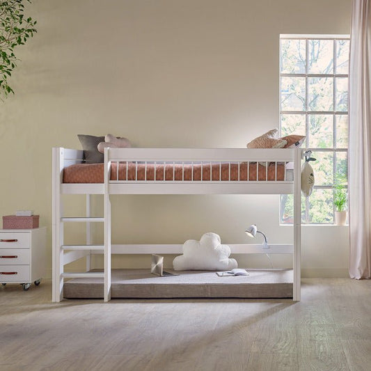 LIFETIME Kidsrooms Breeze halvhøj seng med stige 90 x 200 cm