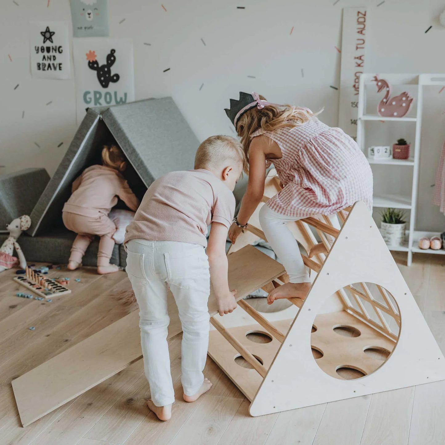 Montessori trekantet klatrestativ med rampe – 3 vinkler