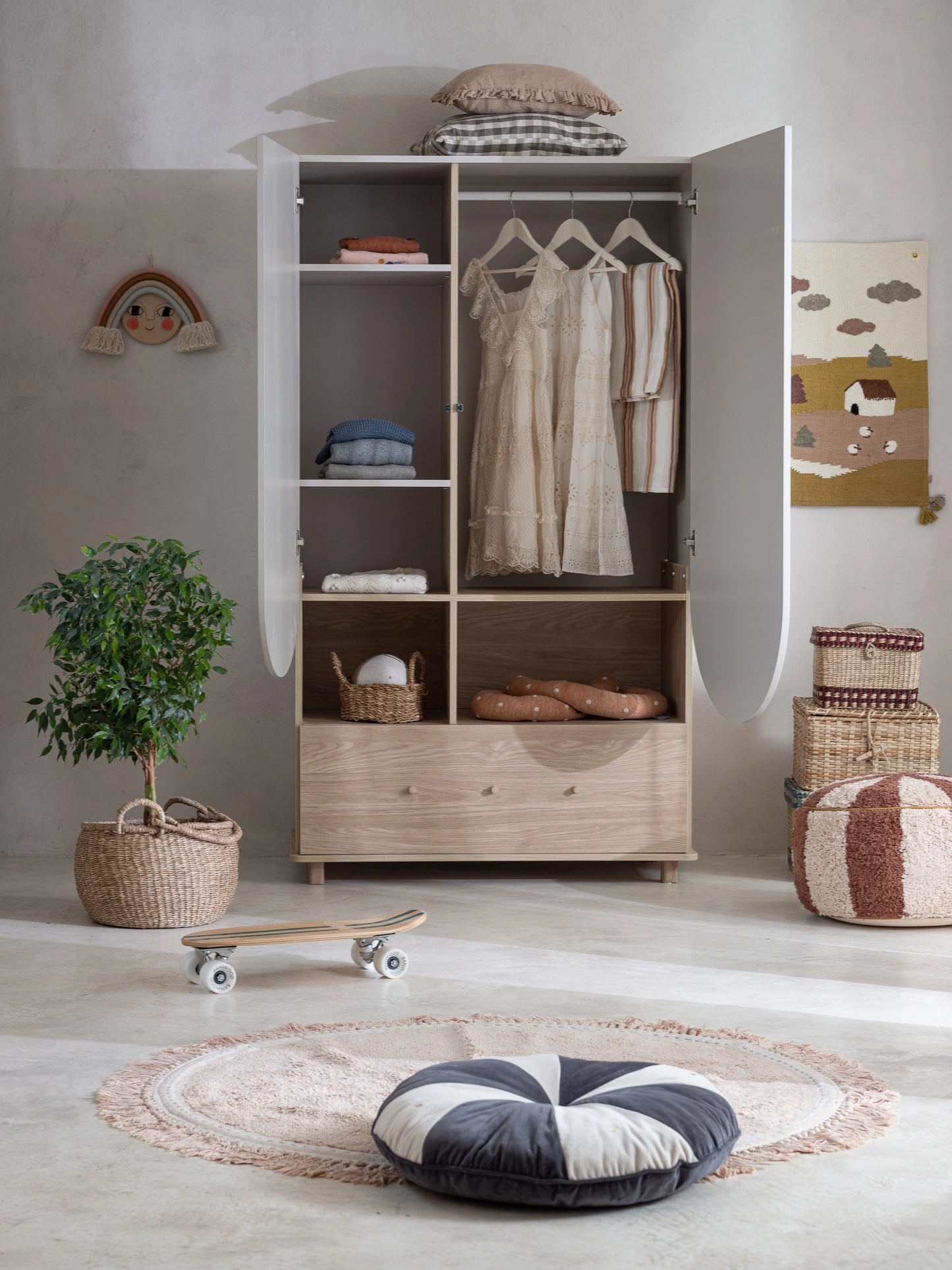 Wood Luck Design - Bloom - garderobeskab – cashmere og eg
