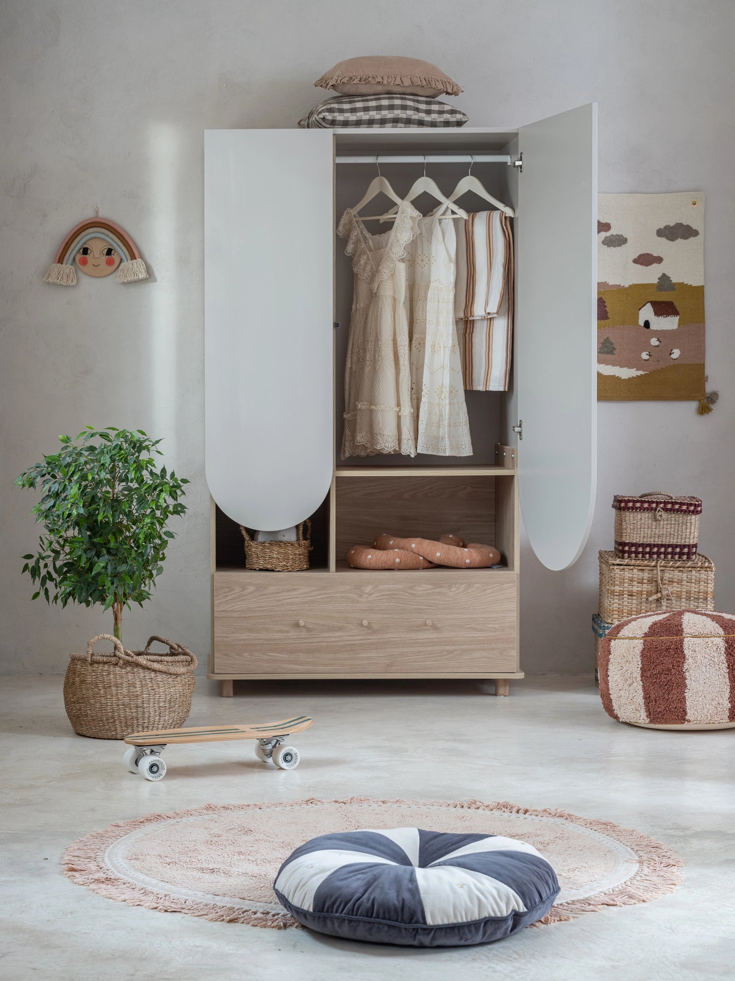 Wood Luck Design - Bloom - garderobeskab – cashmere og eg