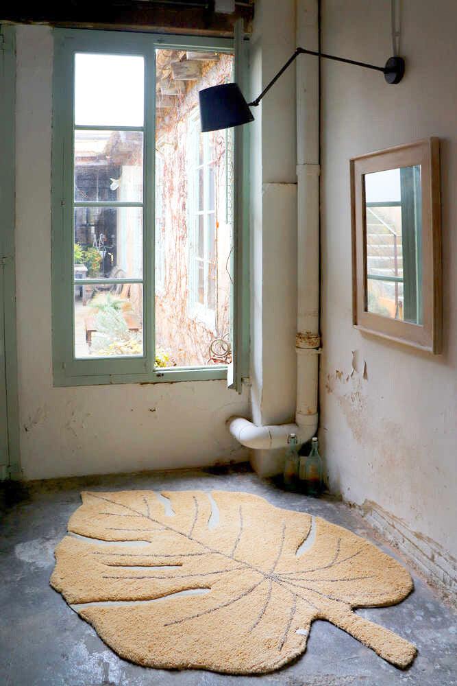 Lorena Canals vaskbart gulvtæppe – Monstera Honey 120x180 cm