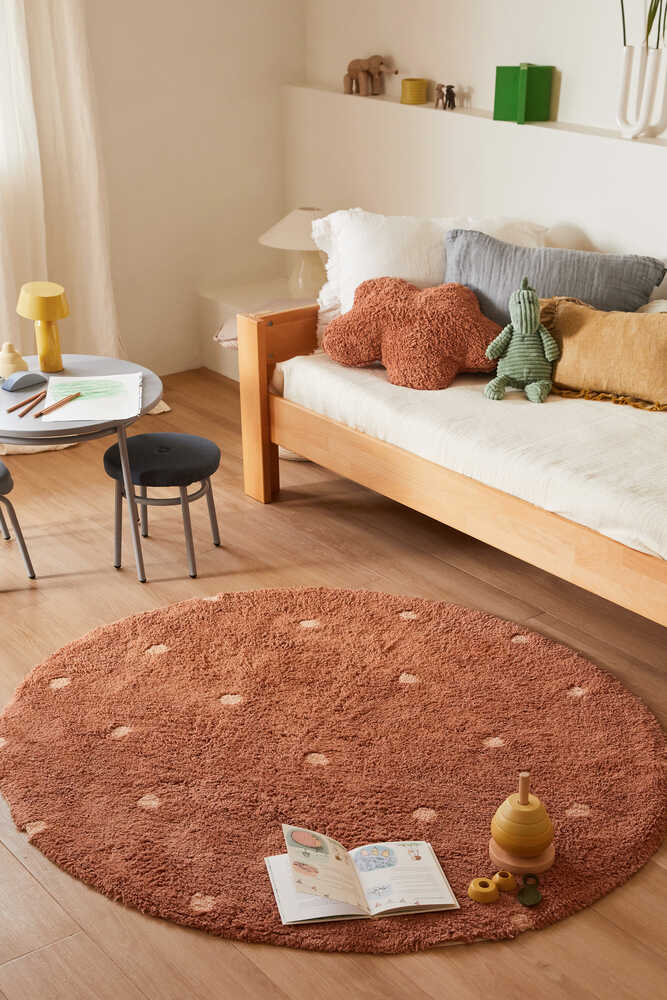 Lorena Canals vaskbart rundt gulvtæppe – Round Dot Chestnut 140 cm