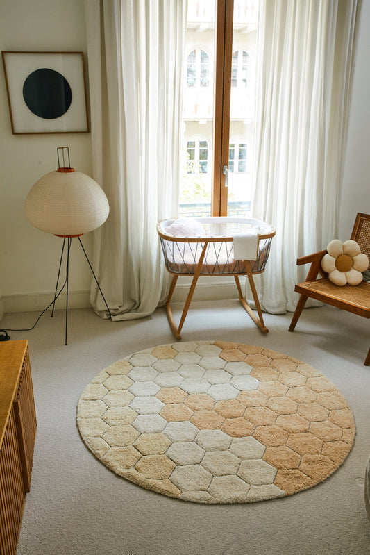 Lorena Canals vaskbart rundt gulvtæppe Honeycomb Golden Ø140 cm
