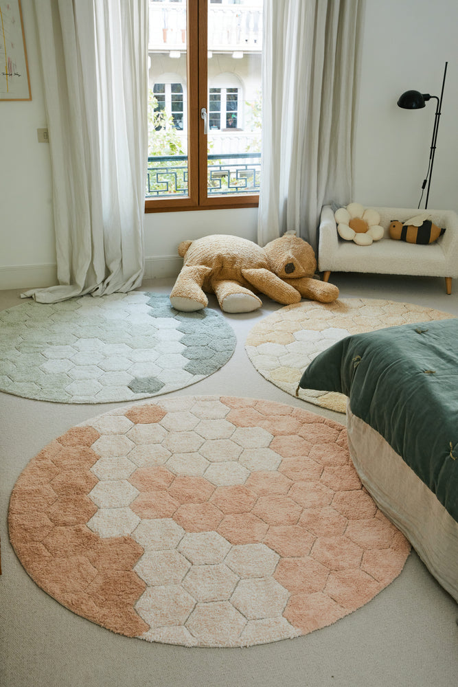 Lorena Canals vaskbart rundt gulvtæppe Honeycomb Rose Ø140 cm