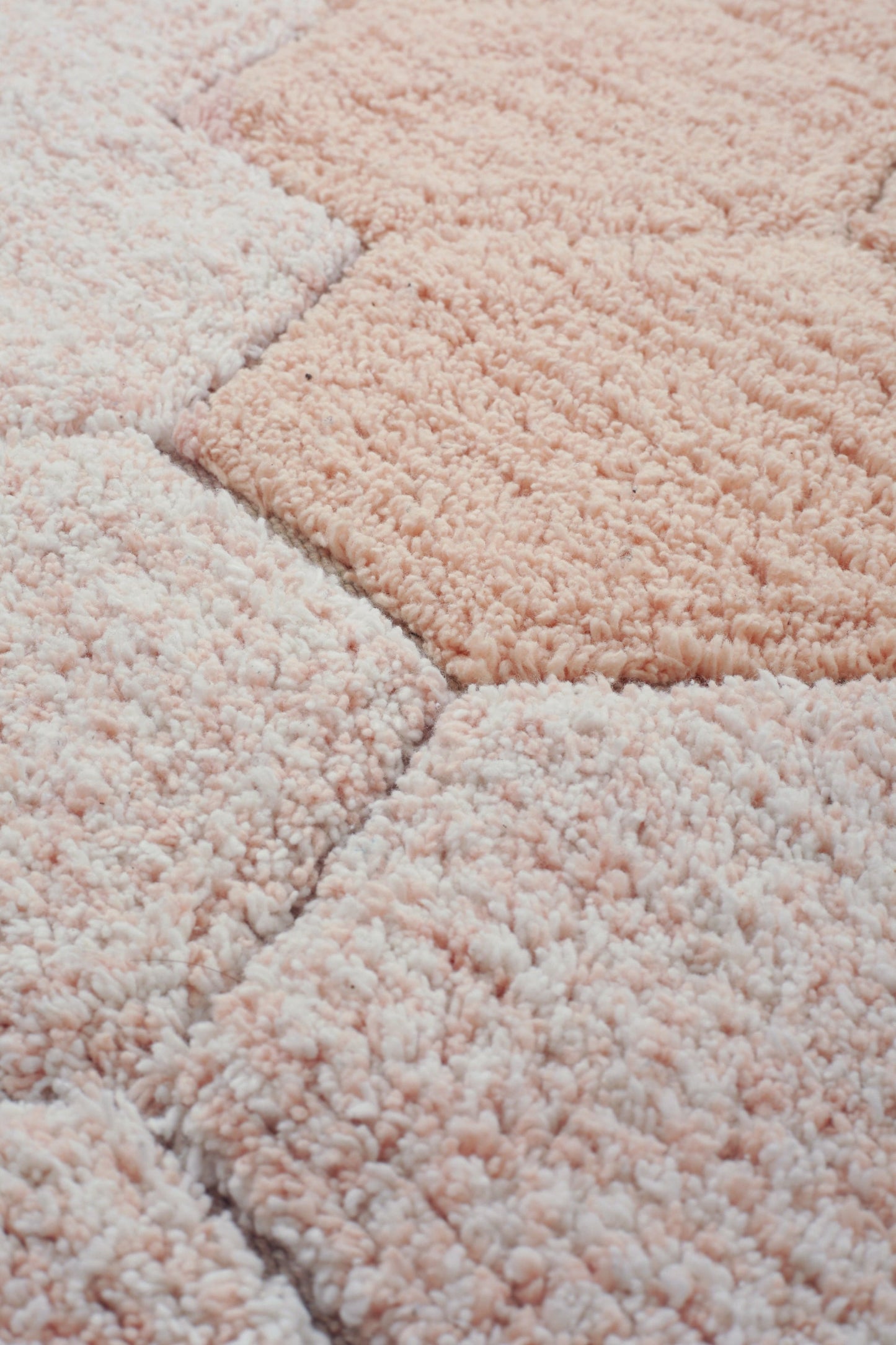 Lorena Canals vaskbart rundt gulvtæppe Honeycomb Rose Ø140 cm