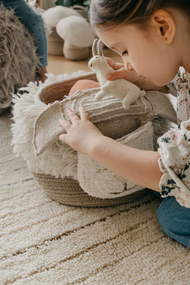 Lorena Canals Woolable kurv – Pink Nose Sheep til børn