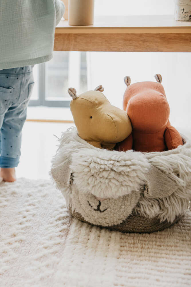 Lorena Canals Woolable kurv – Pink Nose Sheep til børn