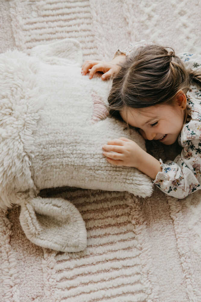 Lorena Canals Woolable pude – Pink Nose Sheep til børn
