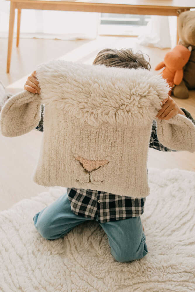 Lorena Canals Woolable pude – Pink Nose Sheep til børn